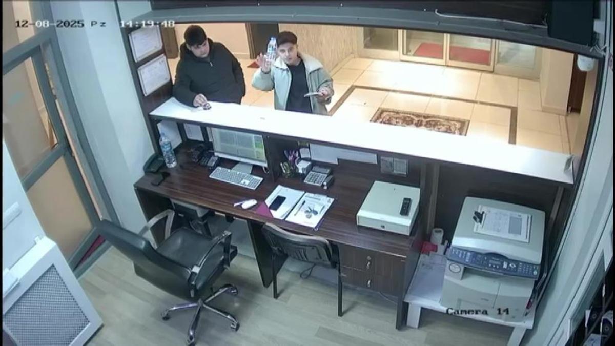 Yaptıkları hareket Türkiye'ye örnek oldu! Motorcu çırağı iki genç, görevliyi görmeyince kameraya gösterdiler