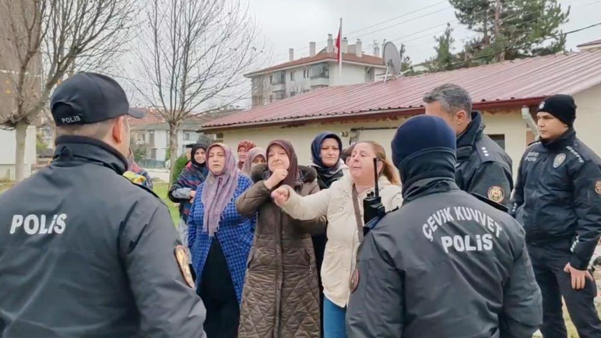 Mahalleyi polis bastı, kadınlar erkeklere tepki gösterdi! Bolu'da ilginç anlar