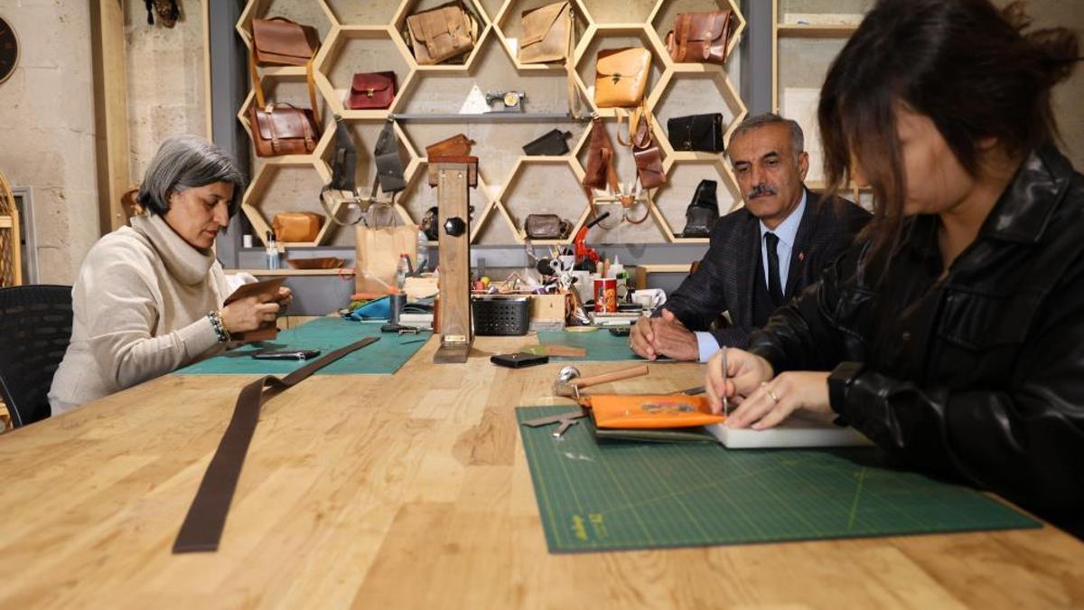 Ahi Evran'ın mesleğini kadın eliyle diriltti! 800 yıllık dericilik geleneğine modern tasarım getirdi