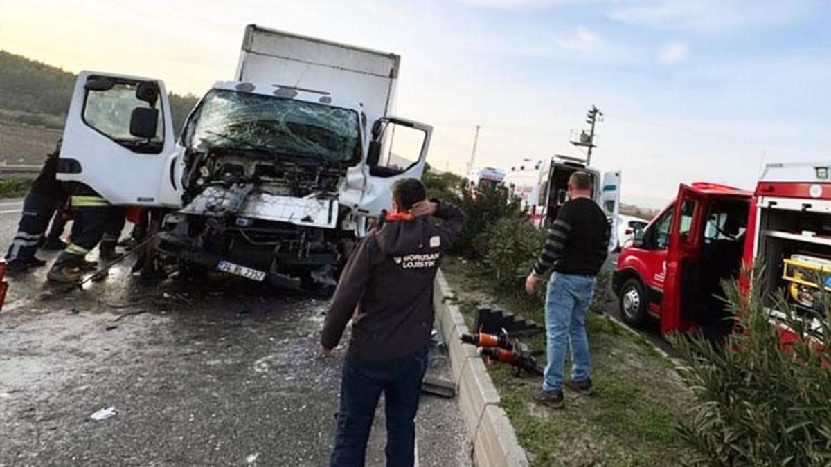 Milas'ta trafik kazası: Kamyonette sıkışan iki kişi kurtarıldı