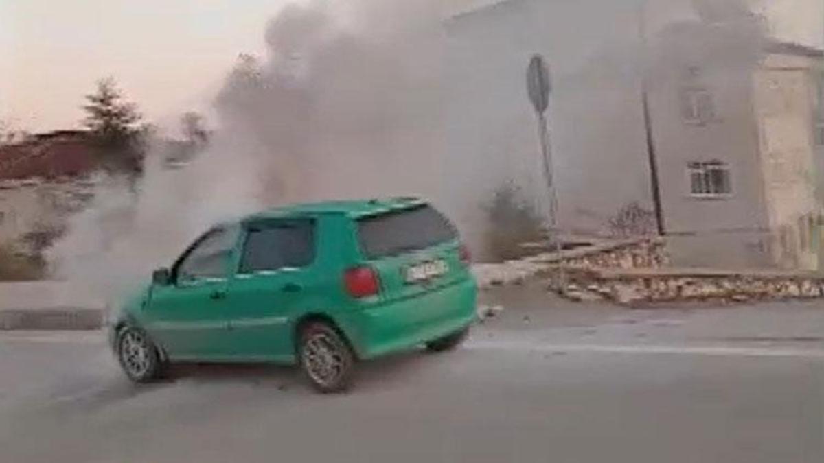Elazığ’da seyir halinde alev alan otomobile itfaiye müdahale etti