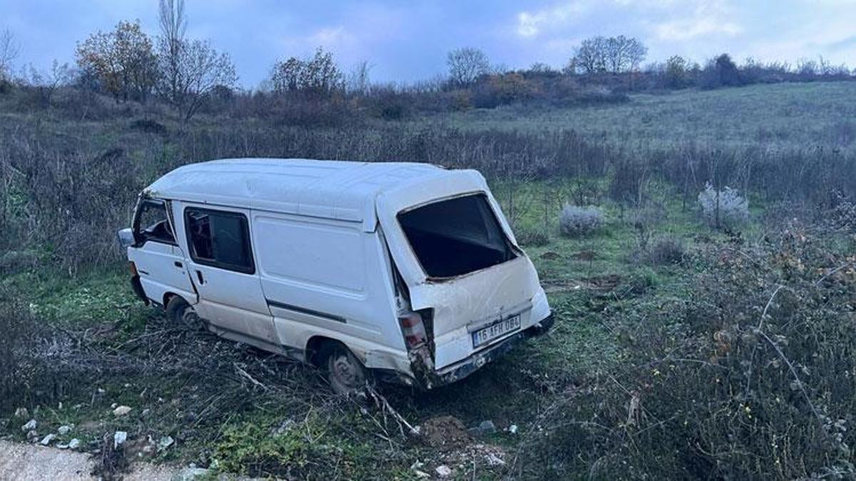 İnegöl'de kontrolden çıkan minibüs şarampole yuvarlandı: 1 yaralı