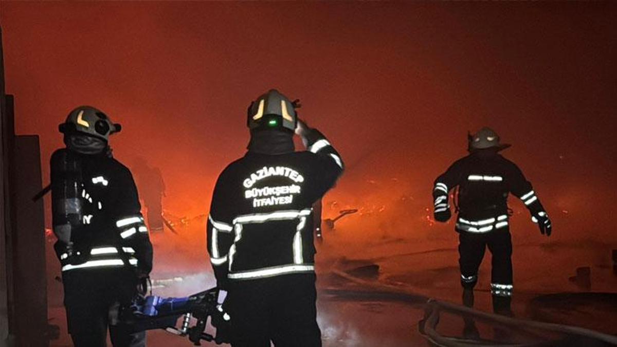 Gaziantep'te ambalaj fabrikasında yangın: İtfaiye, sağlık ve polis ekipleri sevk edildi