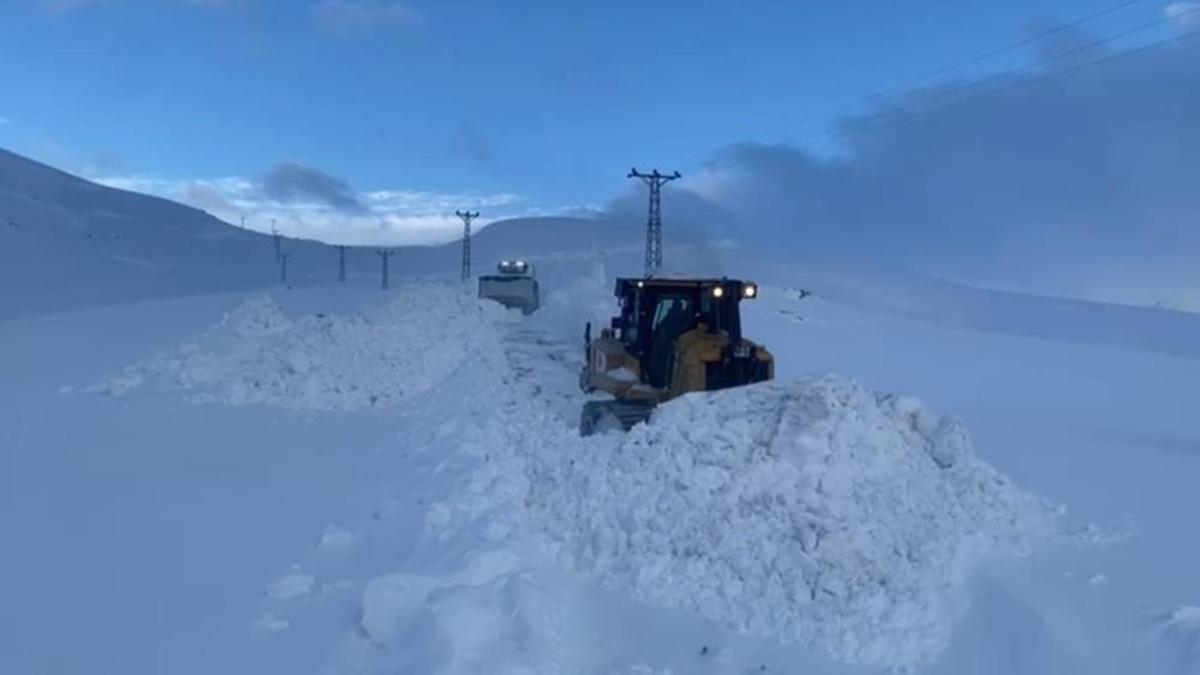Böyle kar görülmedi! Yüksekliği dozeri aşıyor