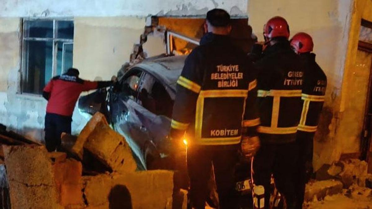 Bolu’da kontrolden çıkan cip eve girdi: 1 yaralı