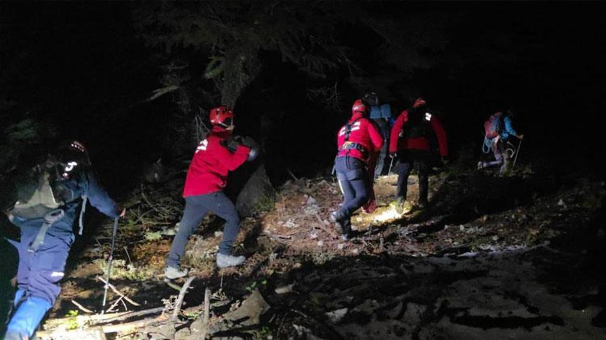 Adana'da Akdağ'da mahsur kalan 3 kişi için kurtarma çalışması başlatıldı