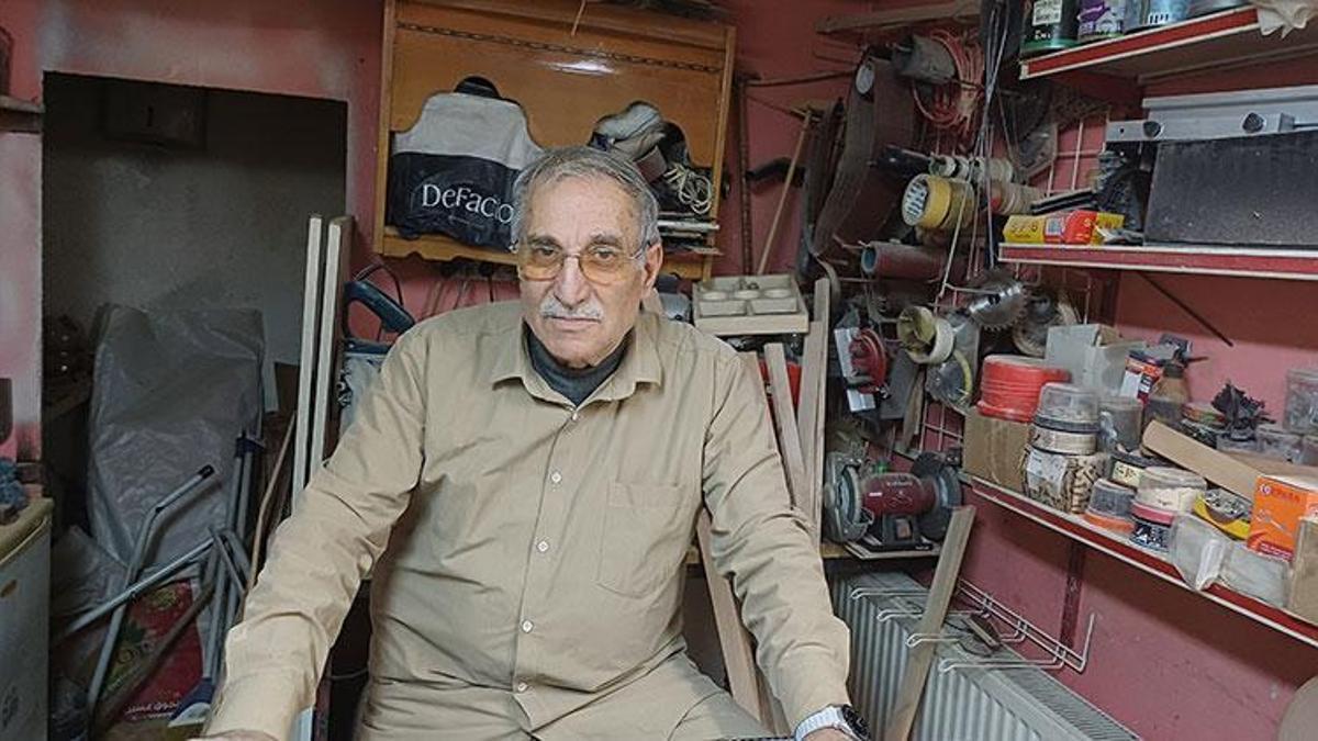 15 metrekare dükkânda teknolojiye tek başına kafa tutuyor! Mesleğini öğretecek çırak bulamıyor