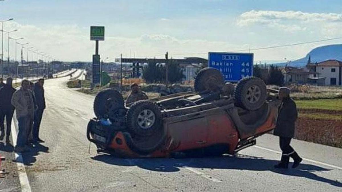Denizli’de aksı kırılan pikap takla attı