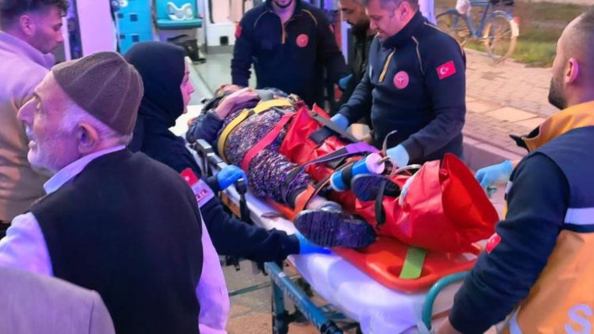 İnegöl'de yolun karşısına geçmek isteyen kadına motosiklet çarptı: 2 yaralı