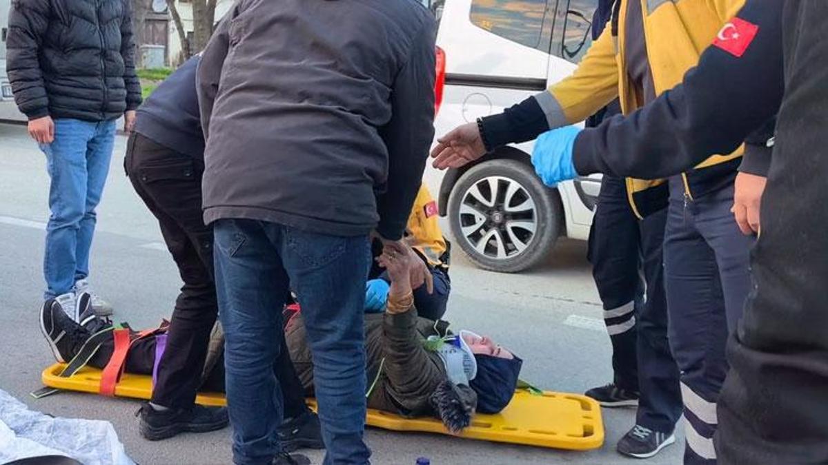 İki motosikletin çarpıştığı kazada 4 kişi yaralandı; Annesinin elini tutarak moral verdi