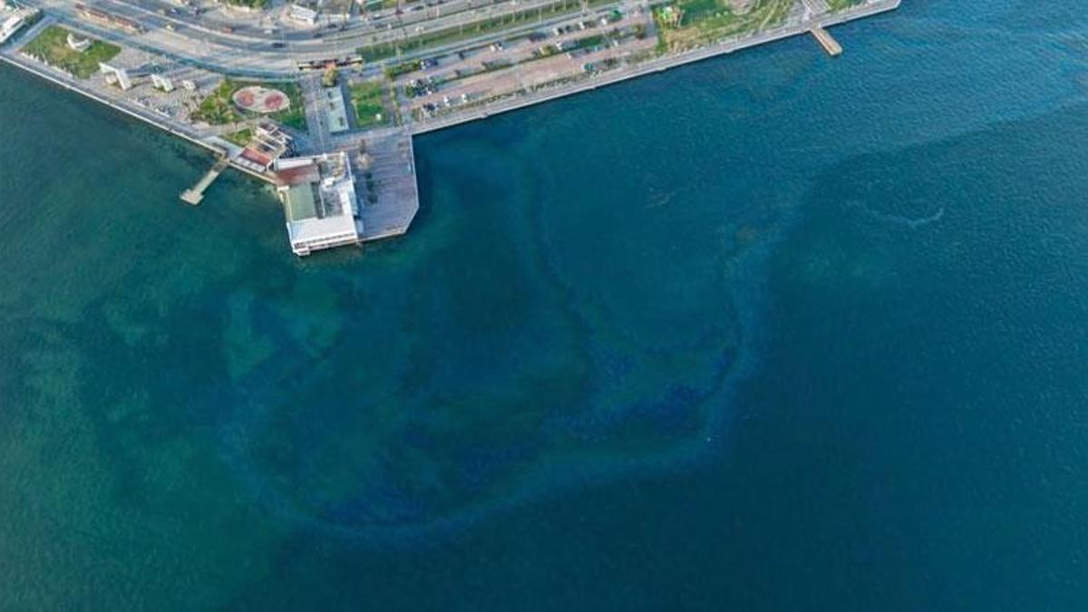 İzmir Körfezi'nde çevre kirliliği! Görüntüler sosyal medyada gündem oldu