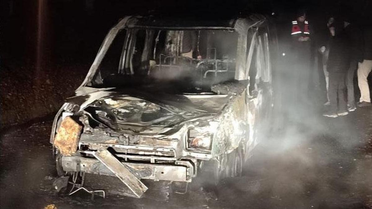 Karabük'te seyir halindeki hafif ticari araç alev topuna döndü