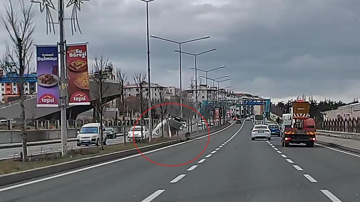 Ters dönen otomobildeki 2 kişi yaralandı; kaza kamerada