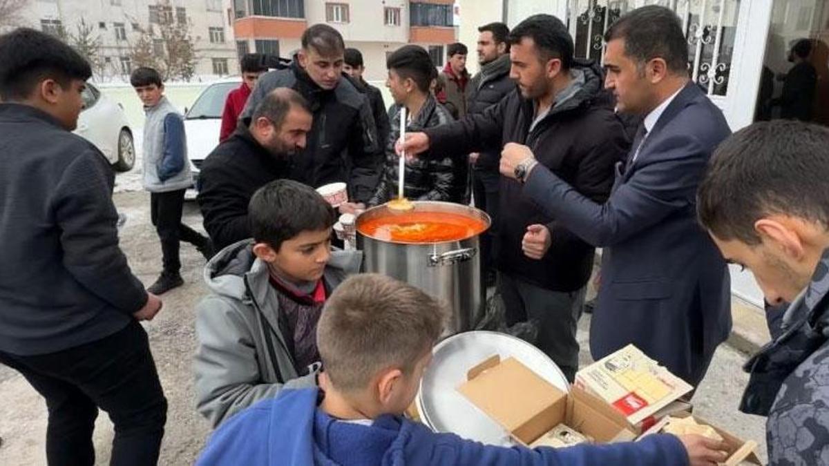 Hakkari Yüksekova’da cuma namazı sonrası cemaate keledoş ikram edildi