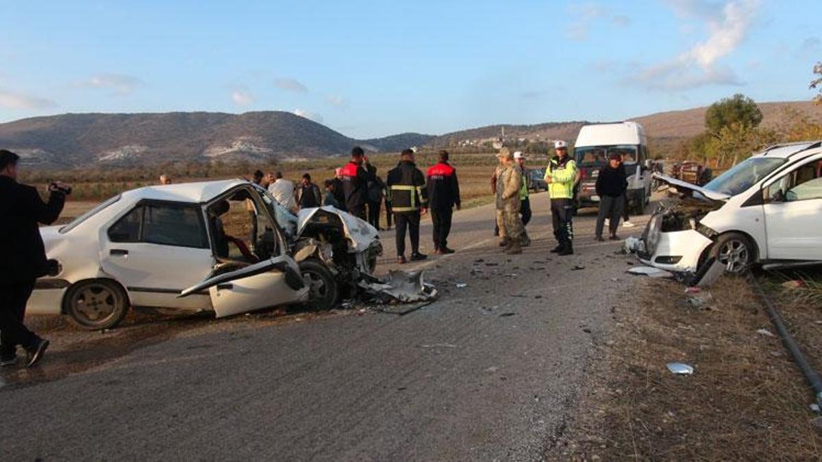 Kilis Polateli’de hafif ticari araç ile otomobil çarpıştı: 3 yaralı