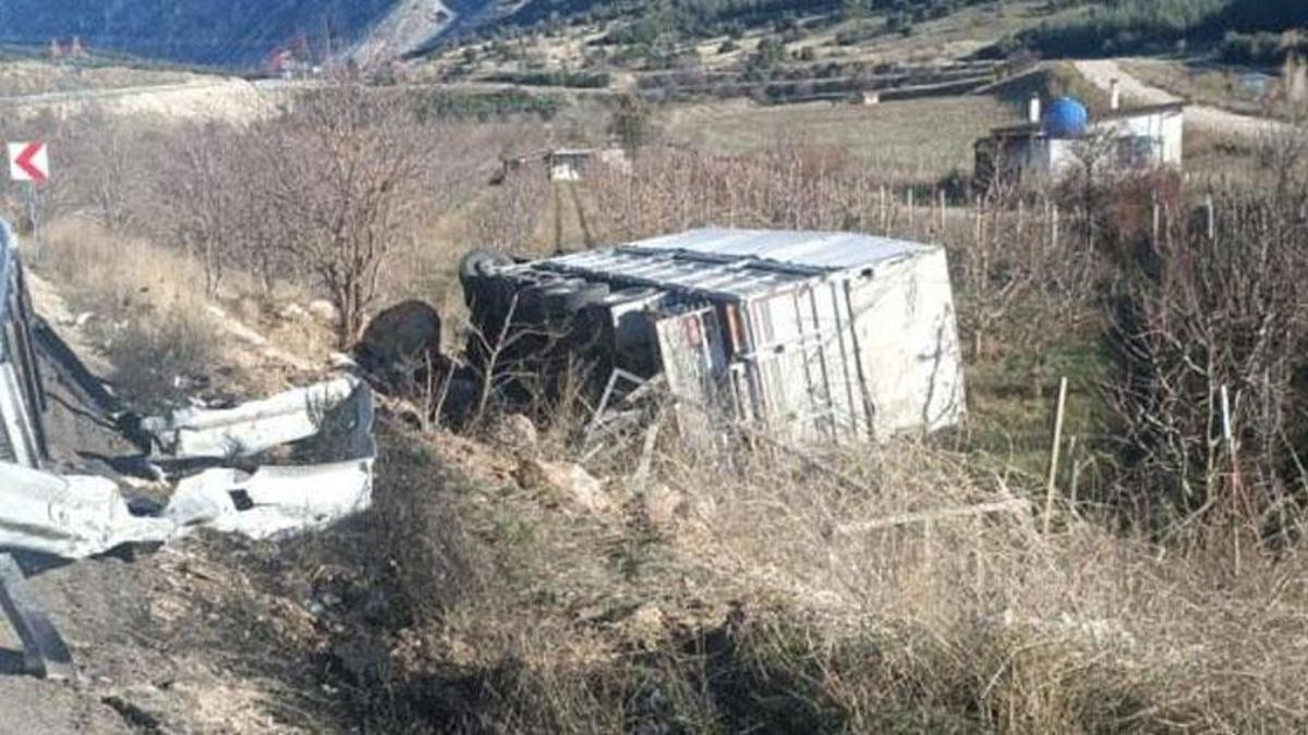 Eğirdir–Isparta karayolunda kontrolden çıkan kamyo…