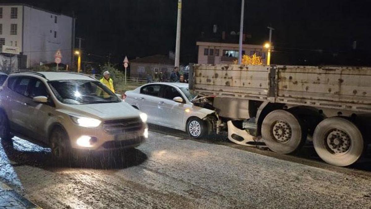 Bartın'da otomobil tırın dorsesine saplandı:1 yaralı