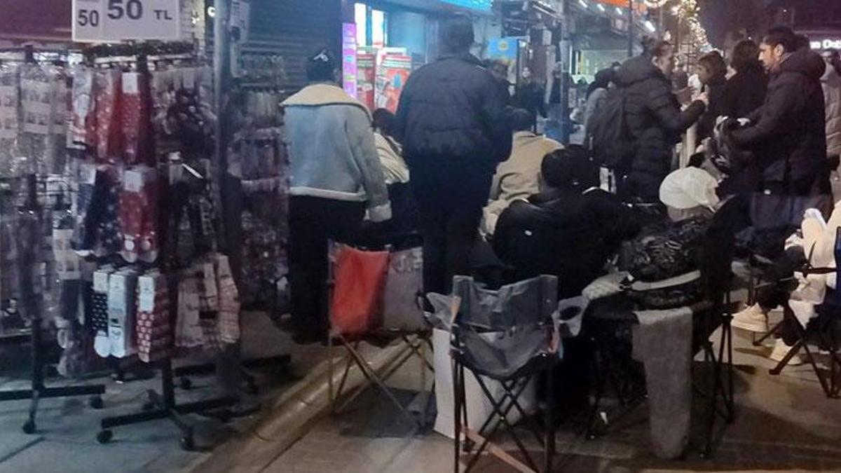 İzmir Alsancak’ta kamp sandalyeli, battaniyeli indirim nöbeti: Çarşı ortasında sabahladılar