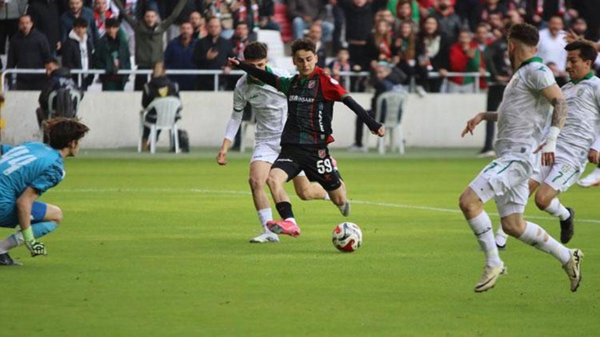 İzmir derbisinde Karşıyaka, Bornova 1877’yi 3 golle geçti