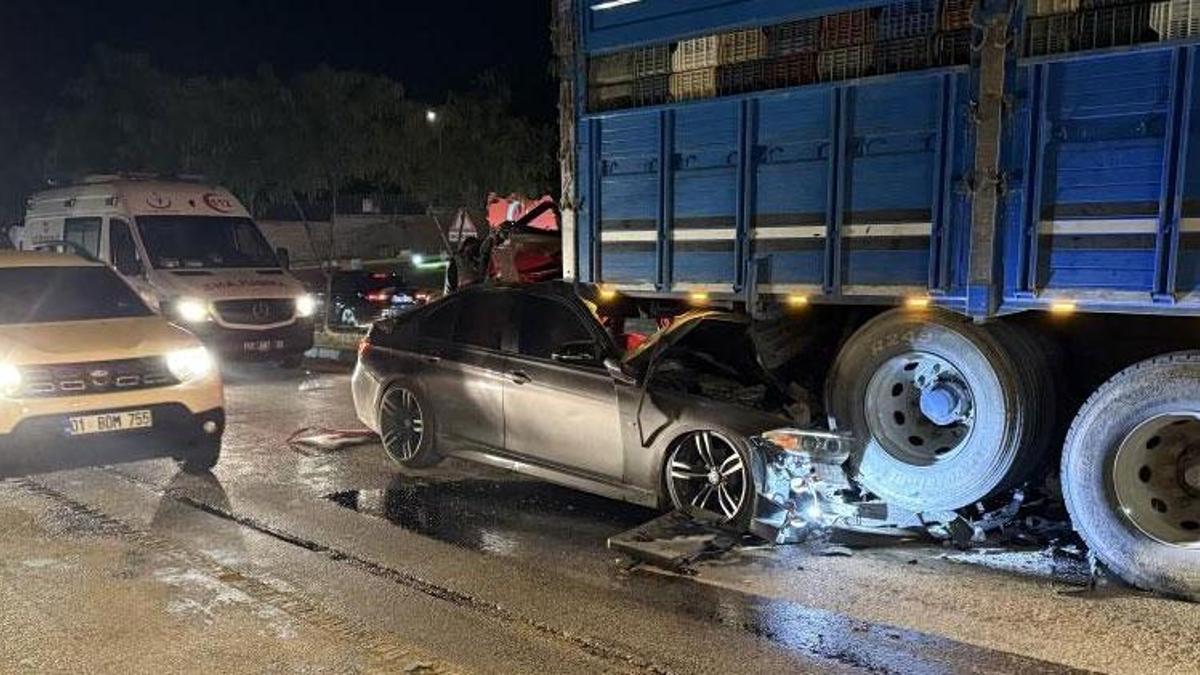 Adana’da lüks otomobil kamyona ok gibi saplandı: 1 ölü, 2 yaralı
