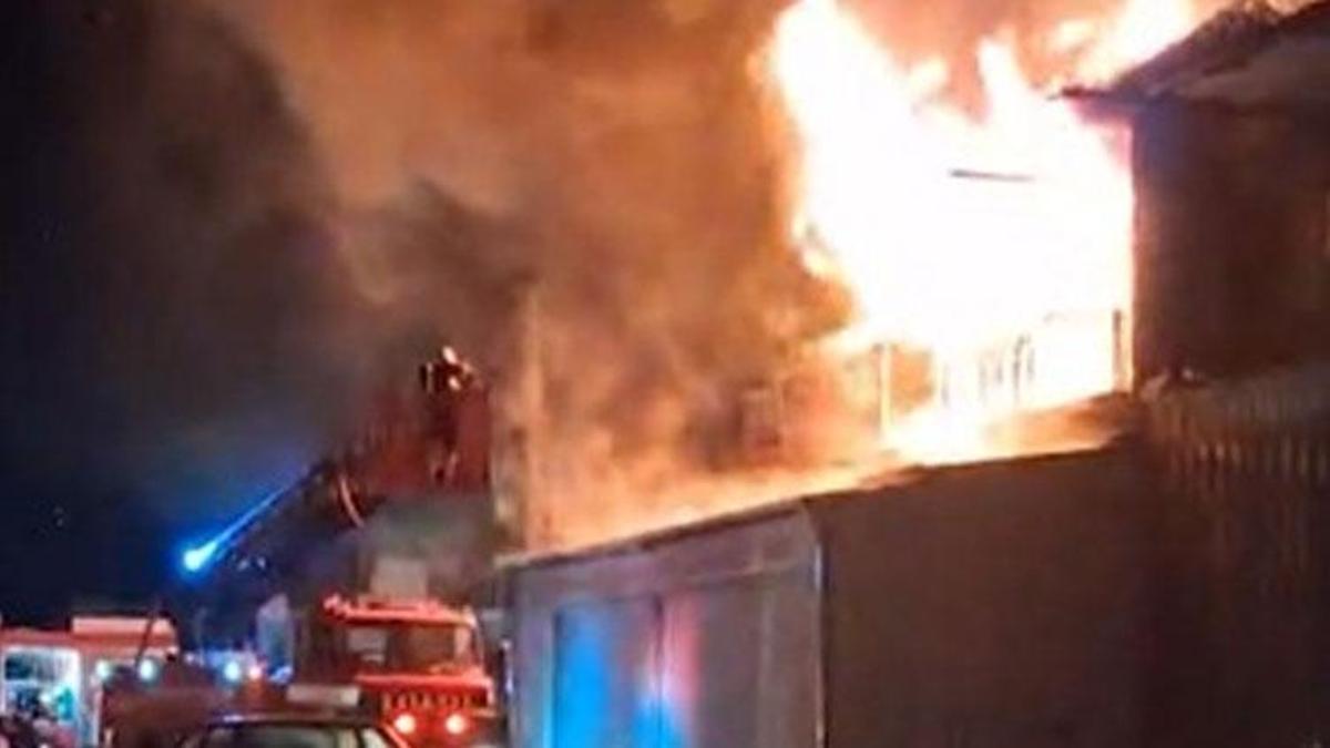 Arifiye'de nalbur dükkanında çıkan yangın söndürüldü