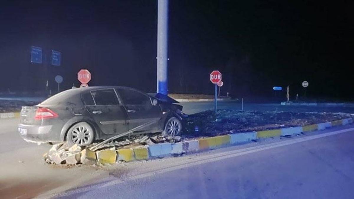 Beyşehir'de tabela direğine çarpan otomobildeki 3 kişi yaralandı