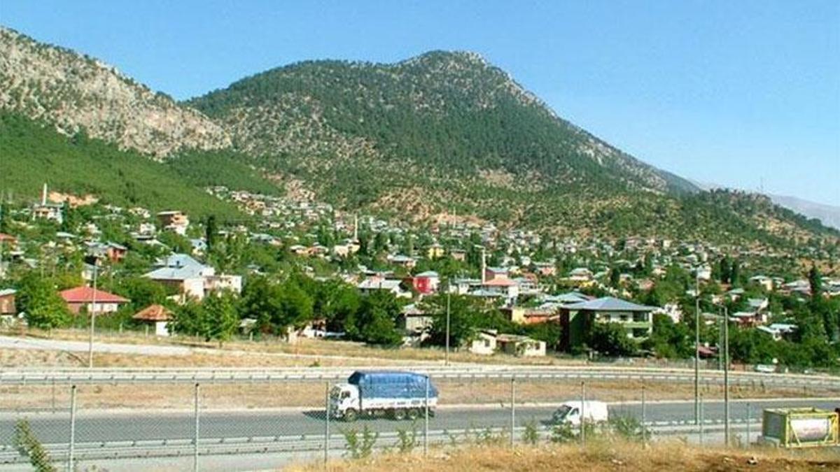 Akçatekir yaylası doğası ve mimarisiyle dikkat çekiyor