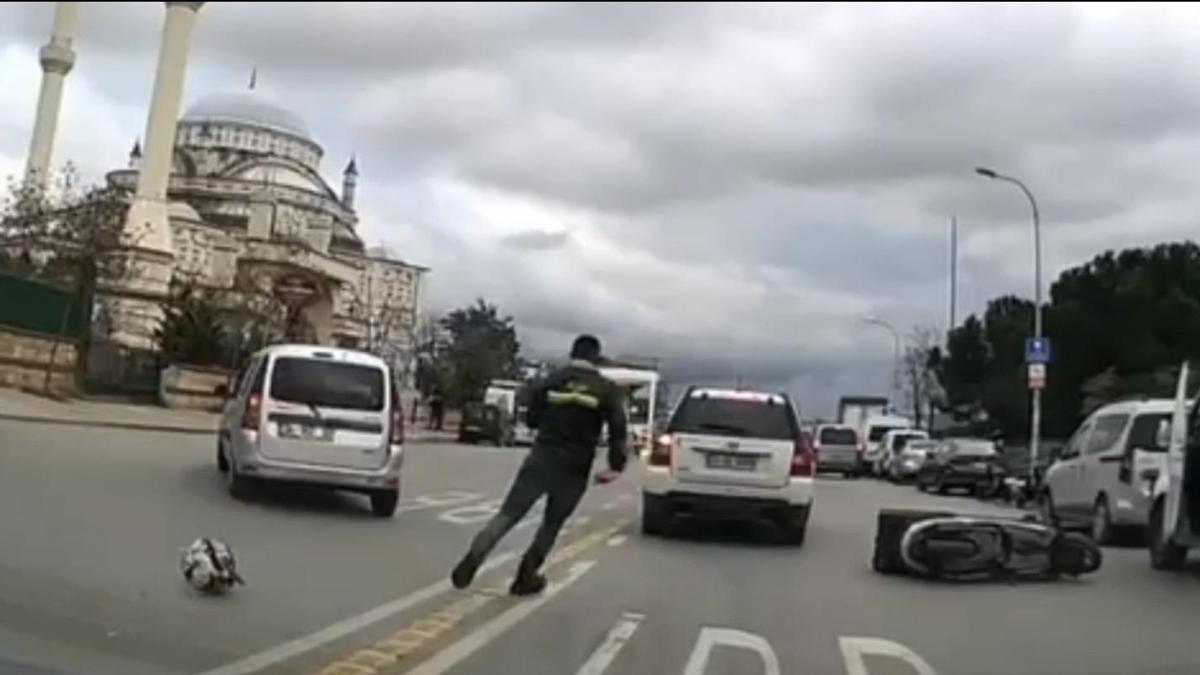 İstanbul - Ümraniye'de trafikteki yol verme kavgası kamerada