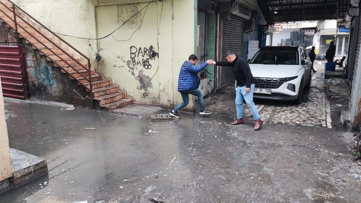 Adana'da esnaf kanalizasyon sorununun bir türlü çözülmemesine tepkili