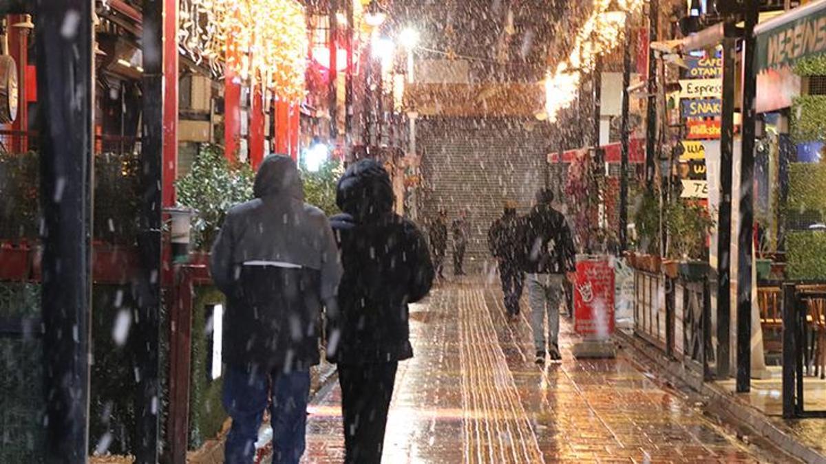 Van'a mevsimin ilk karı düştü! Kısa sürede beyaza büründü