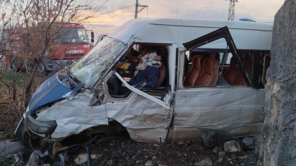 Mardin’de şarampole devrilen servis minibüsünün sürücüsü yaralandı