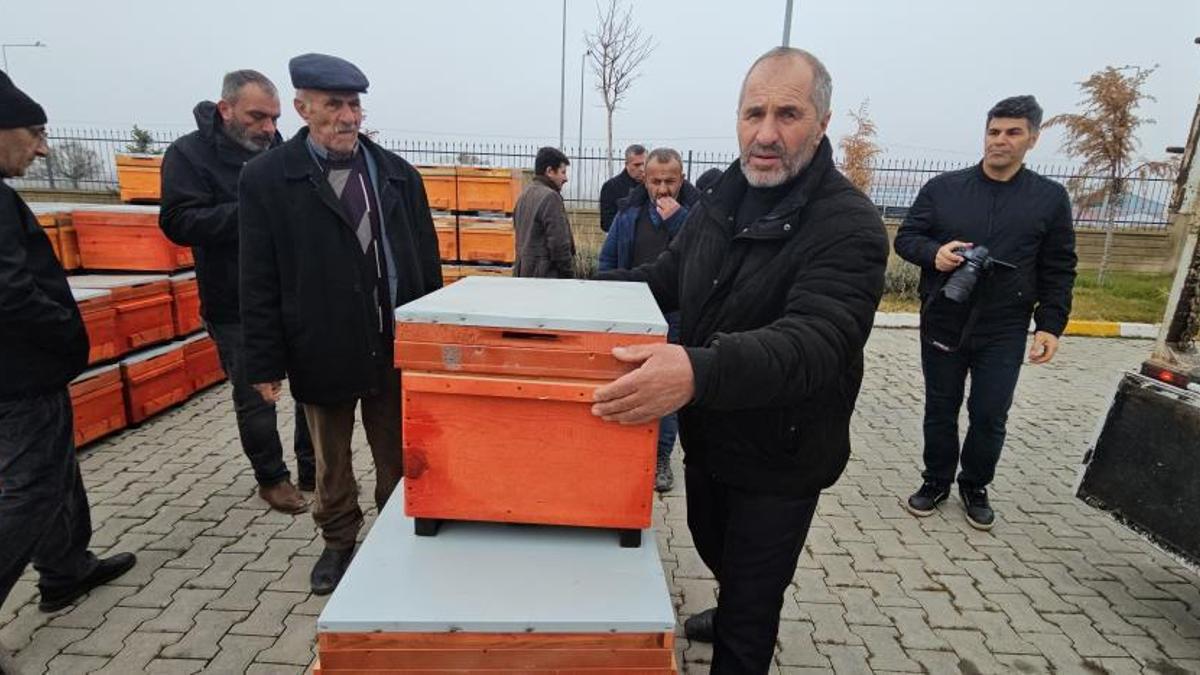 Muş'ta 1,5 milyonluk dev proje! Muş balını dünyaya tanıtacak: 100 üreticiye dağıtıldı, çalışmalara başlandı
