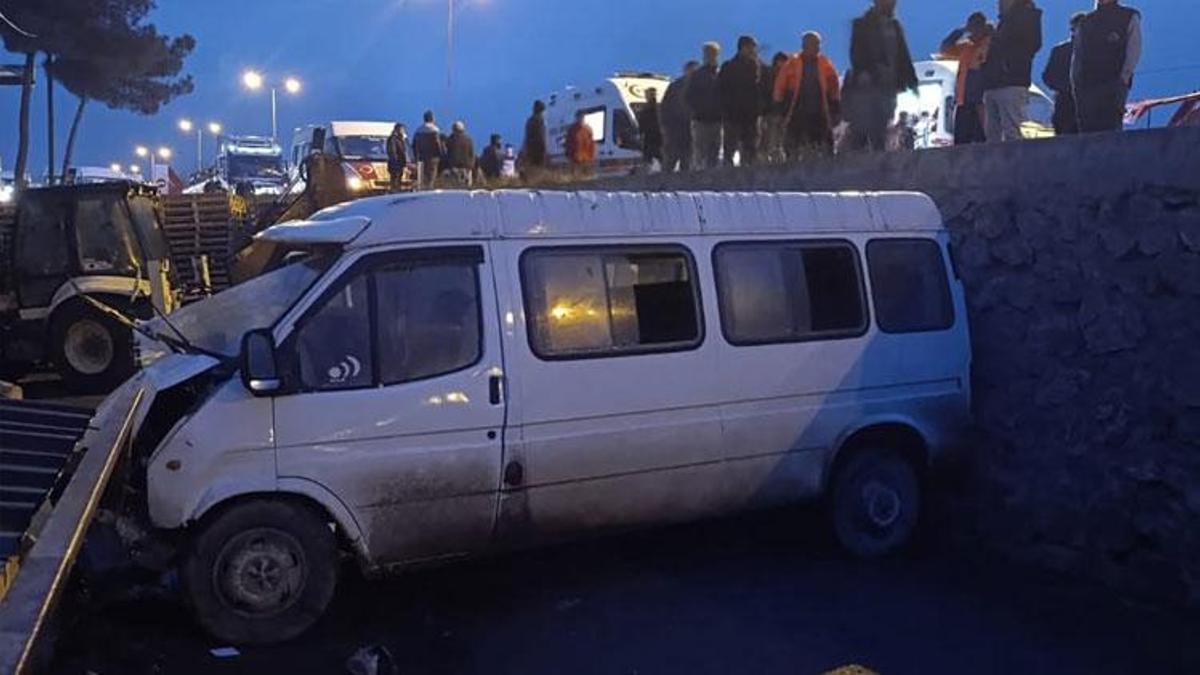 Sinop'ta fabrika işçilerini taşıyan minibüs kaza yaptı 1 ölü, 10 yaralı