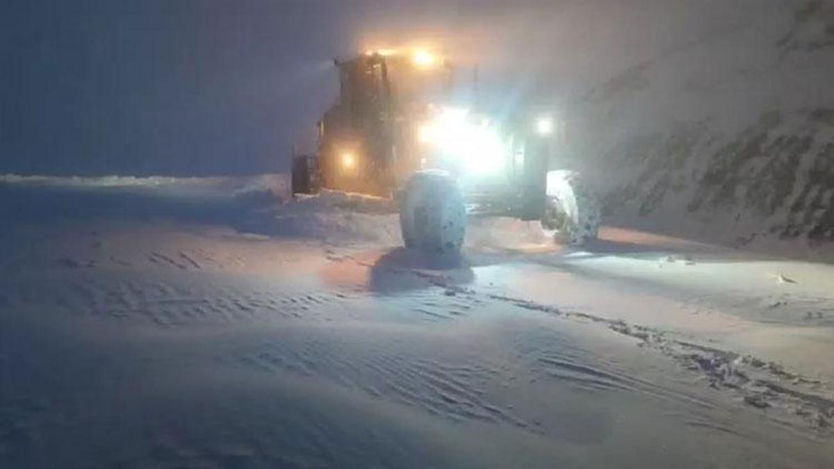 Siirt’te kar yağışı etkili oldu Pervari'de 15 köy …