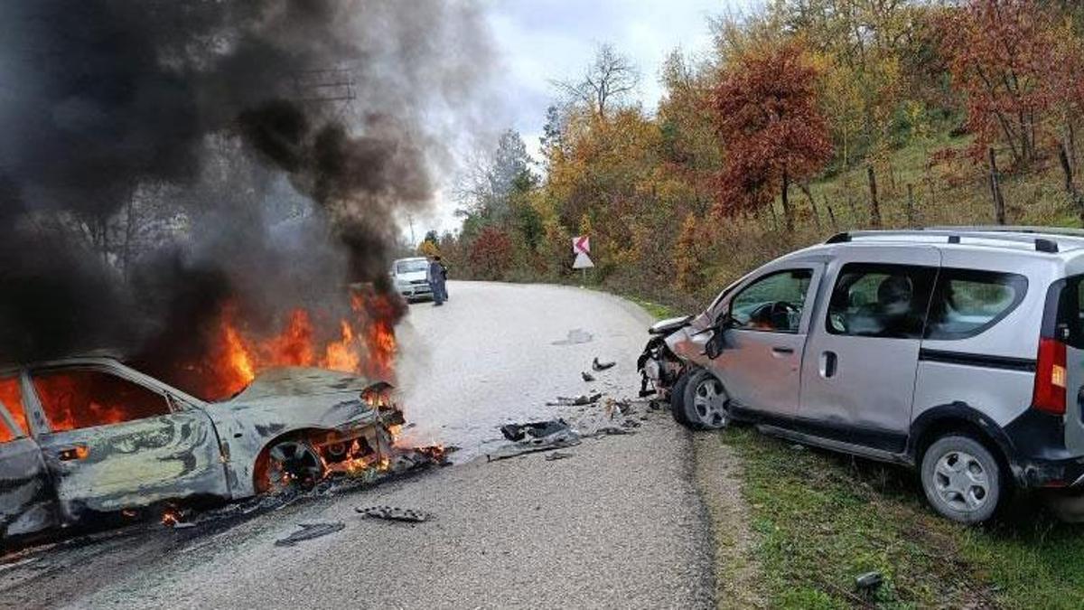 Çatalzeytin’de hafif ticari araç ile otomobil çarpıştı: 2 yaralı
