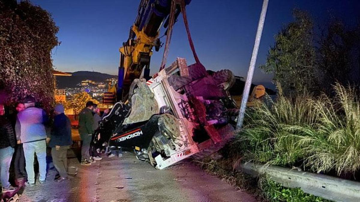 Mudanya'da vinçten düşen iş makinesi paniğe neden oldu