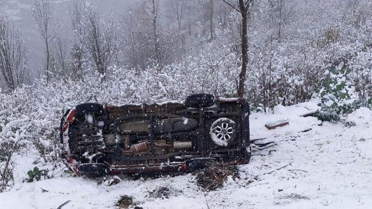 Ordu Gölköy'de kamyonet karla kaplı yolda şarampole yuvarlandı: 6 yaralı