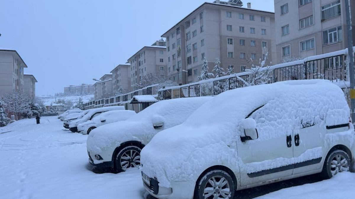 Van’da yoğun kar yağışı! Uçak seferleri rötar yaptı
