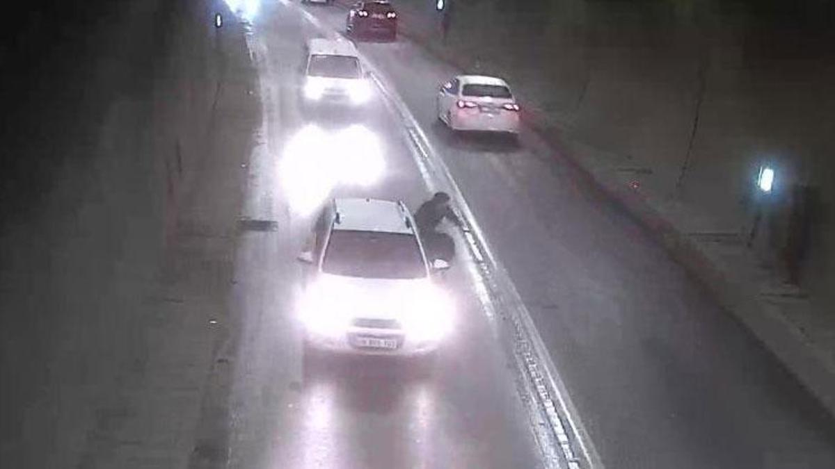 Amasya’da tünelde bir anda duran otomobile motosiklet çarptı: Kaza anı kamerada