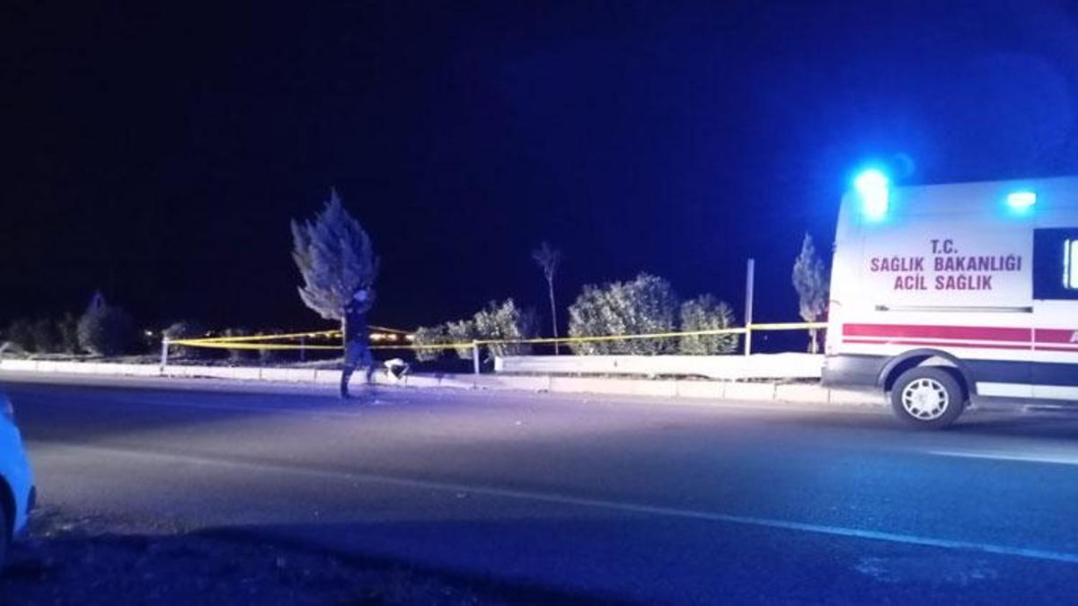 İmamoğlu ilçesinde motosiklet refüje çarptı; 1 ölü, 1 yaralı