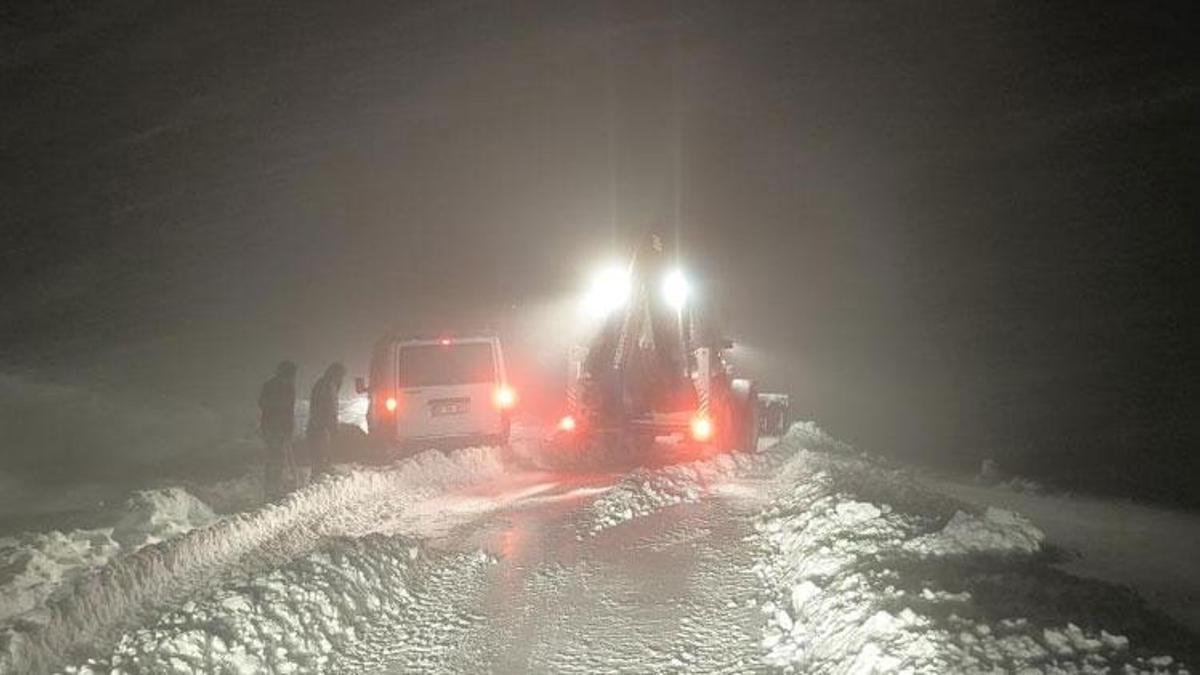 Muş'ta kar yağışı ve fırtına yolları kapadı, mahsur kalan 7 kişi kurtarıldı
