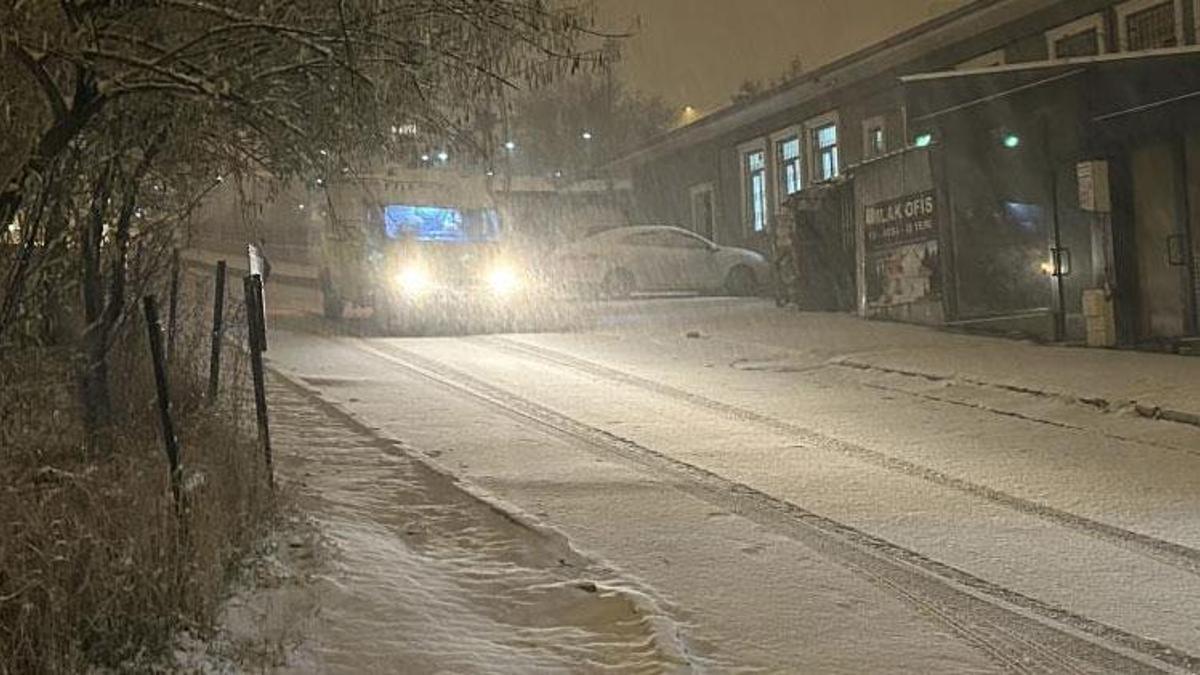 Bitlis’te kar etkili oldu okullar bir gün süreyle tatil edildi