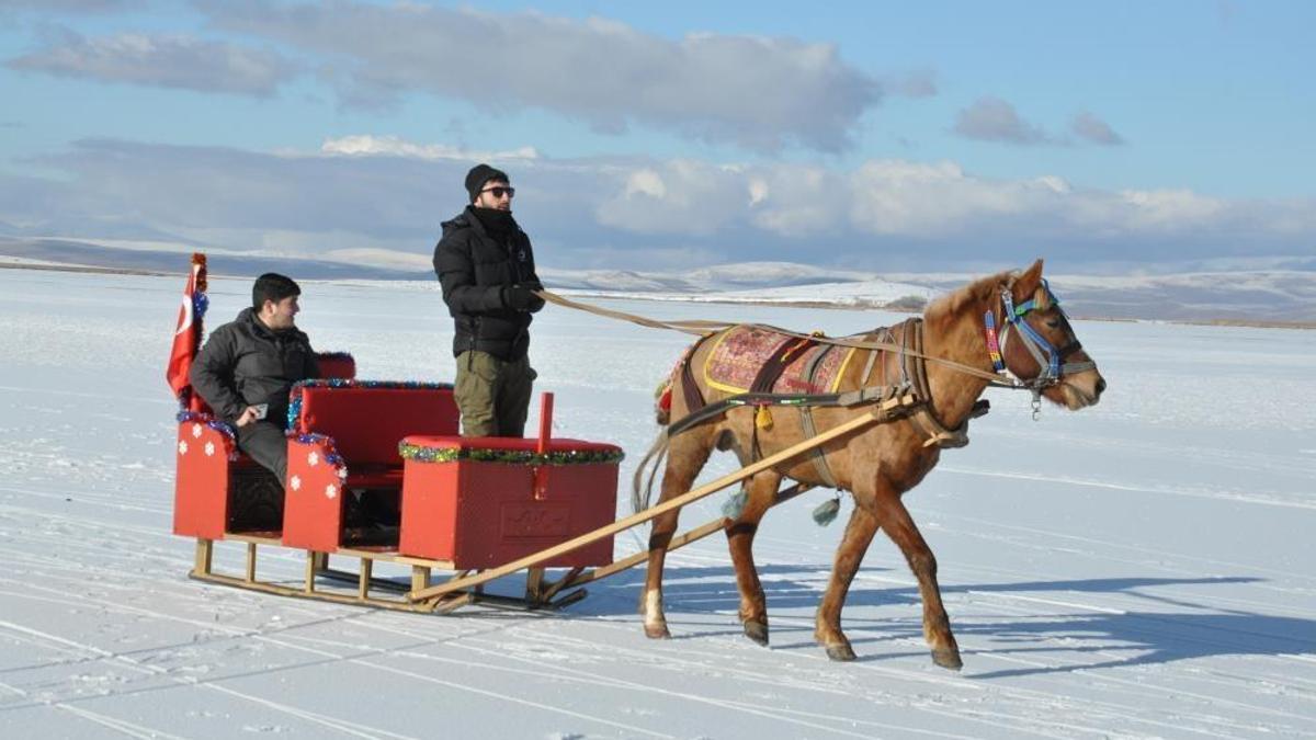 Kars için vakit geldi: Eksi 16 derecede halaylarla kutladılar!