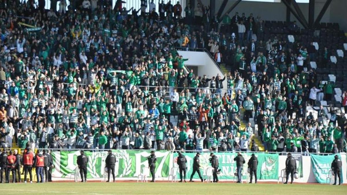 Bursaspor taraftarı gündem oldu: Bursa mı deplasman mı?