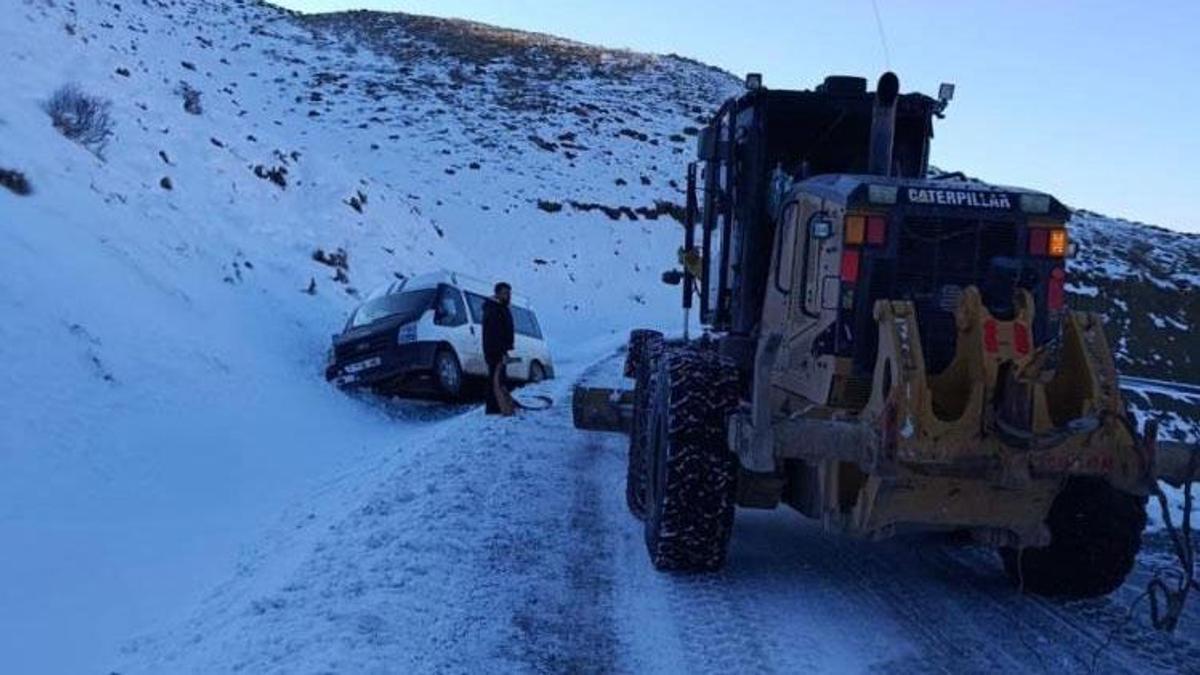 Siirt Pervari'de yolcu minibüsü yan yattı