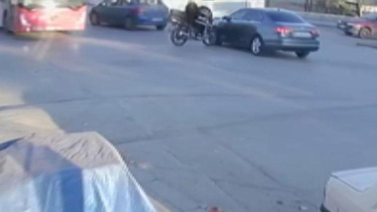 Sincan'da motosiklet kırmızı ışıkta duran otomobile çarptı: 1 yaralı