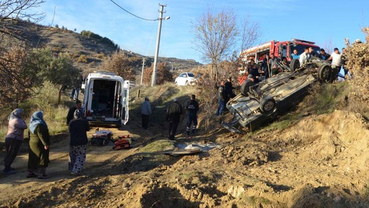 Demirci'de direğe çarpıp, şarampole devrilen otomobilin sürücüsü yaralandı