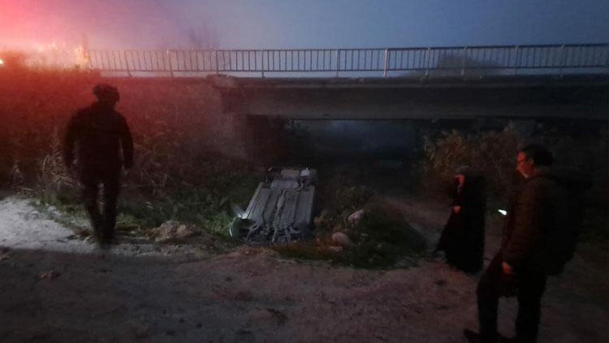 Balıkesir'de otomobil köprüden uçtu sürücüsü ile yanındaki 1 kişi yaralandı