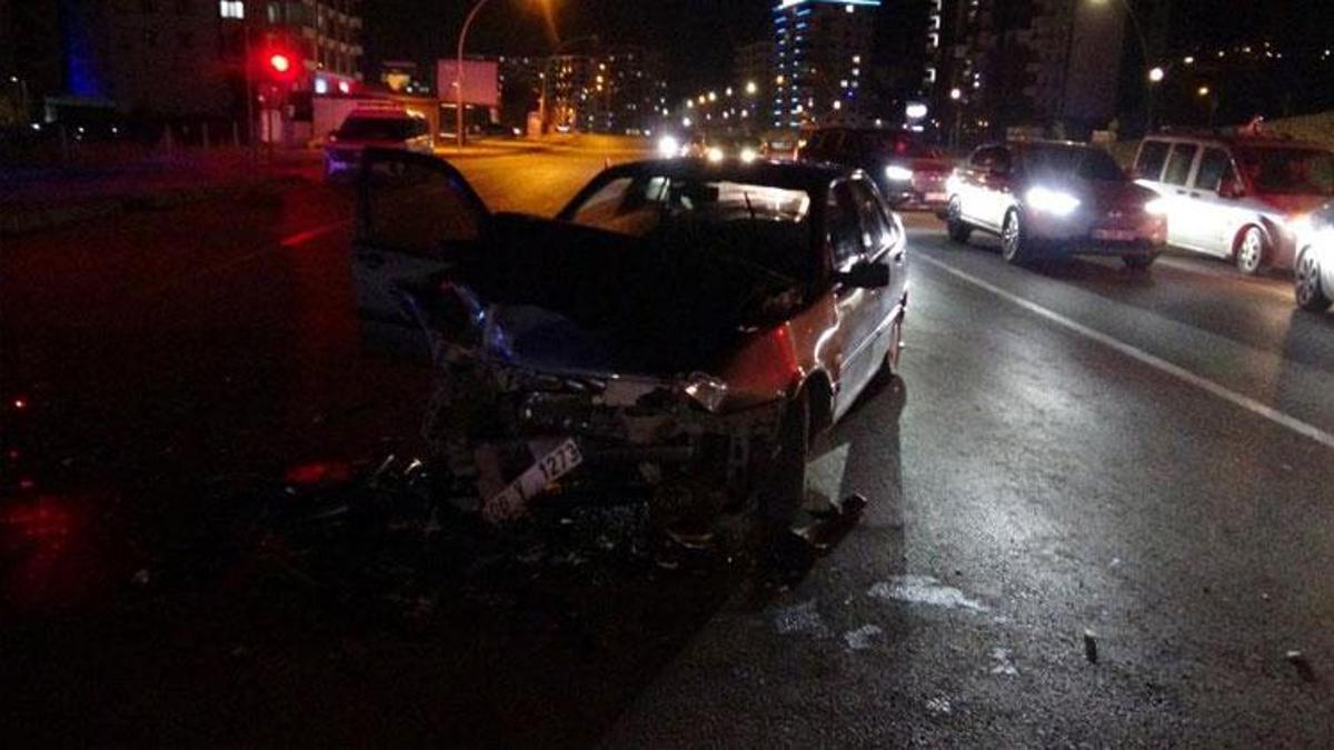 Malatya'da otomobil ile tır çarpıştı: 3 yaralı