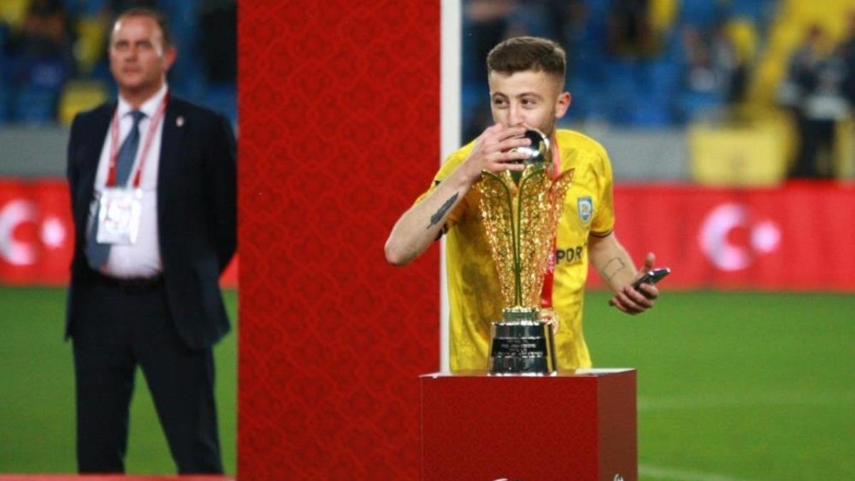 Kocaelili futbolcu silahlı saldırıya uğradı